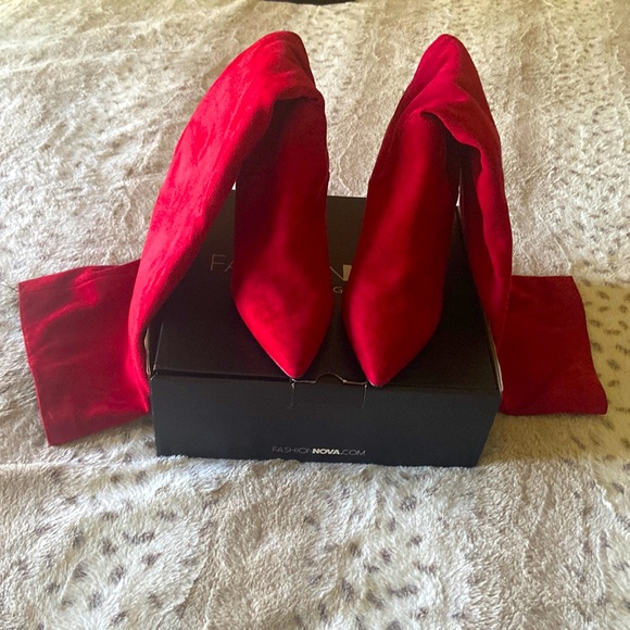 Red suede knee high boots by indigo rd size 7.5 with a 2.5 inch heel - Picture 2 of 3
